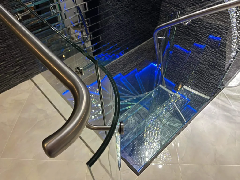 Cantilever stairs