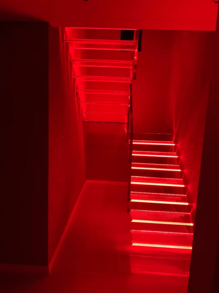 Cantilever stairs