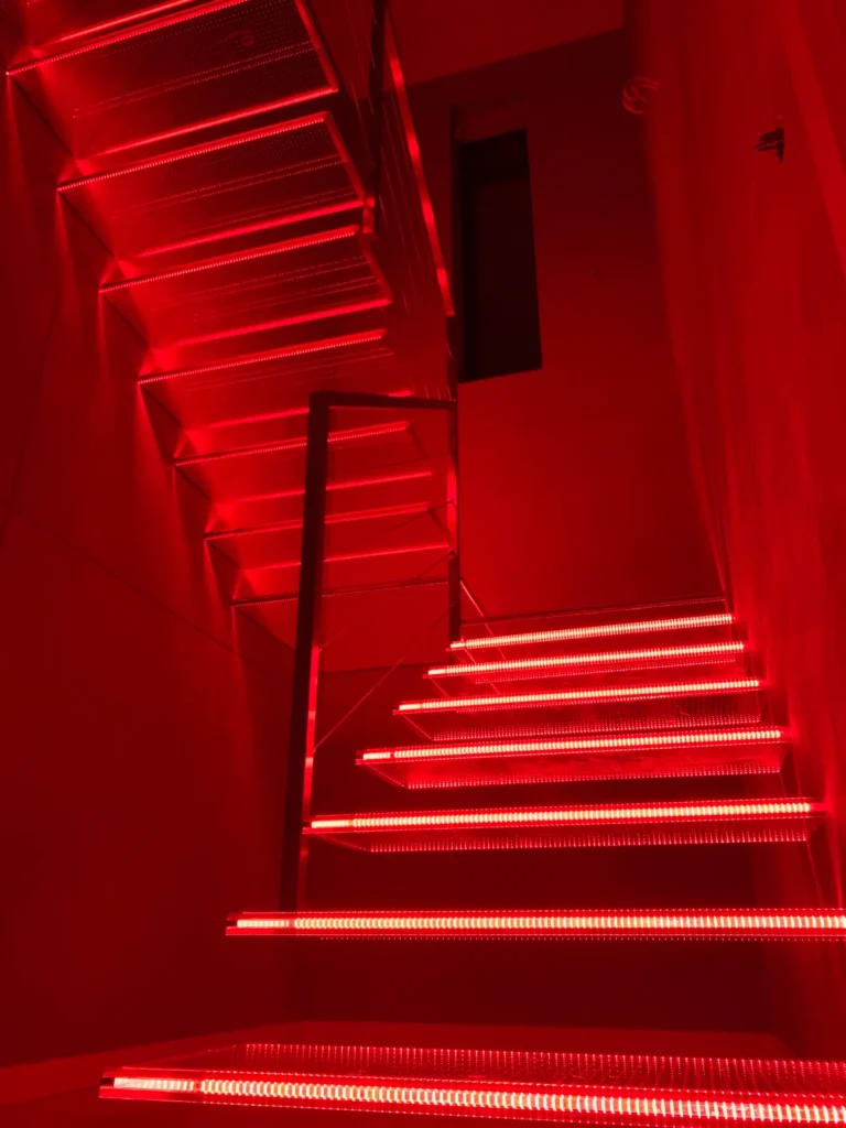Cantilever stairs